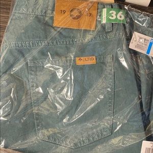 Nwt green shorts Lrg- Nwt Lrg green cargo shorts